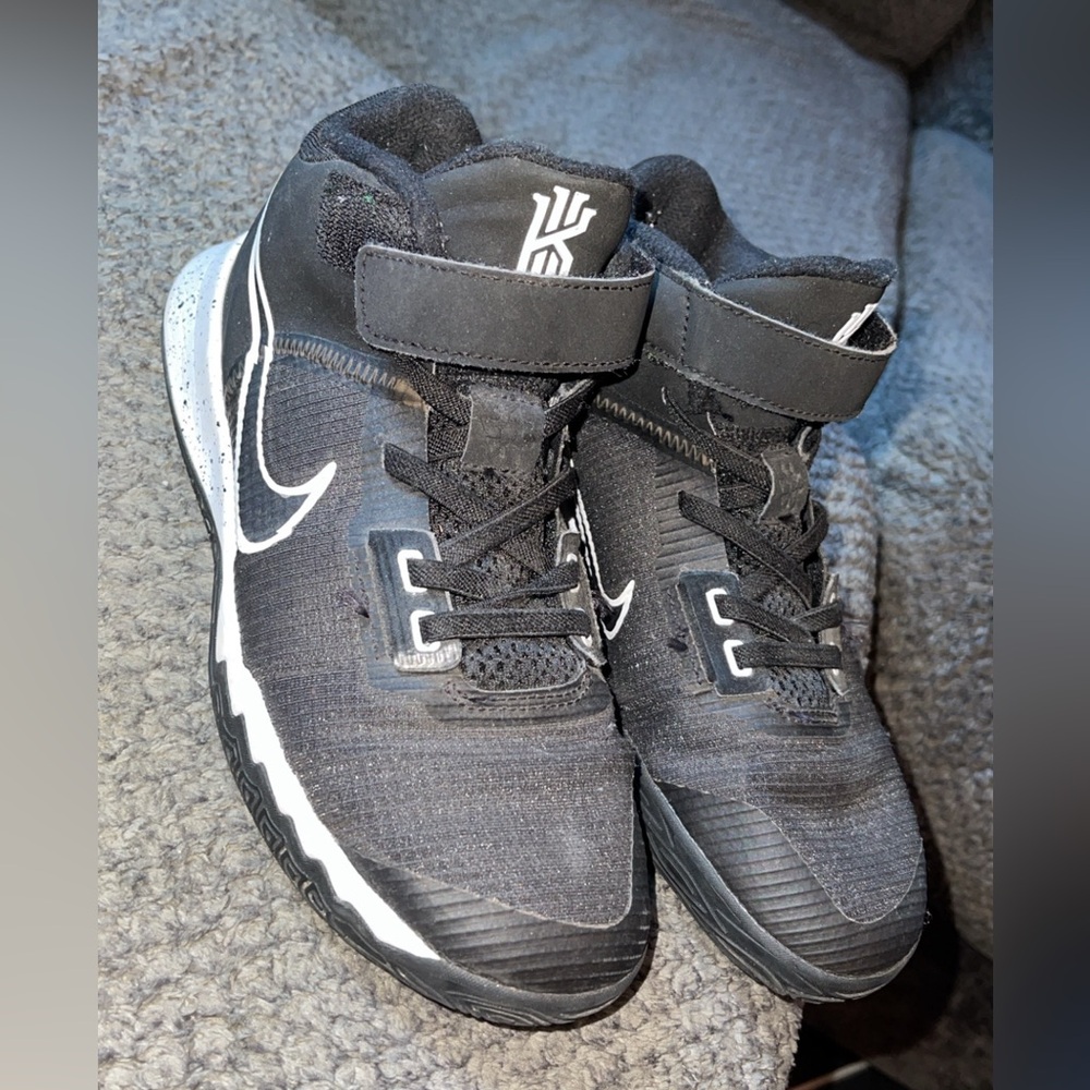 2.5 Youth Nike shoes